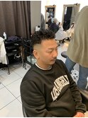 フェードカットクロップスタイルスパイラルパーマ刈り上げメンズ
