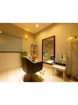 髪や頭皮、身体にも優しい薬剤で労りを。施術、空間、薬剤で上質なものを求める大人女性にオススメです。