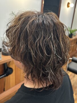 ザデイトウキョウ 表参道 青山(THE DAY TOKYO) MEN'S HAIR/サーフカール/金メッシュ/大人メンズ/表参道駅