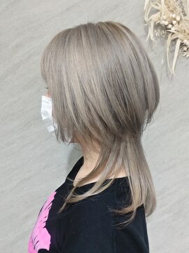 ハイストリートヘア(High street Hair) ウルフスタイル×ブリーチオンカラーベージュシルバー