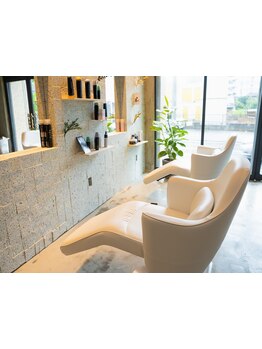 完全個室のエステルームあり。セット面2席の小さなサロンで周りの目を気にせずリラックス♪