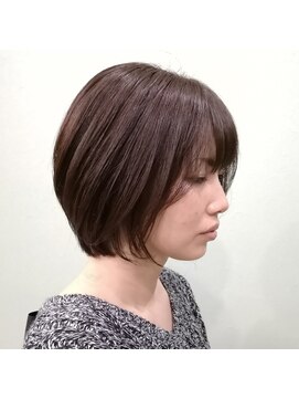 リリス(l'iris) グレージュ赤み消しカラー×丸みワンサイドショートボブ20代30代