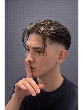 ワンワンオー バーバーショップ 長浜店(@110 BARBER SHOP) サイドパート×フェードで作る、大人のセンターパート風スタイル