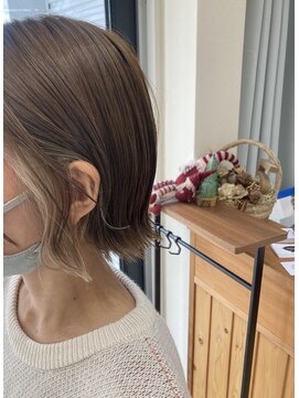 リリィ(LILY) 外はねミニボブ×ホワイトベージュインナーカラー