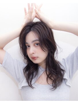 メノン(Menon) ミディアムレイヤーカット ダークアッシュ 大人ガーリー