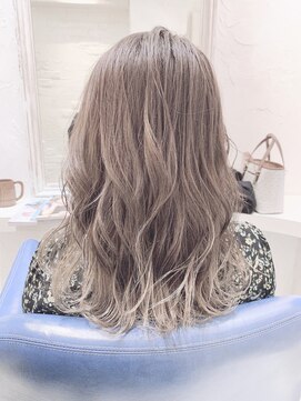 ウーロス(uros.) ベージュ裾カラー