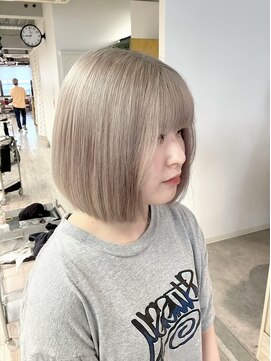 コワファーストナガサキシャンプーボーイ(COIFF1RST NAGASAKI SHAMPOO BOY) ブリーチ2回 ホワイトベージュ