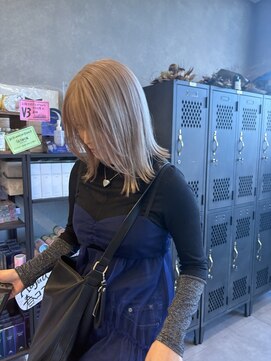 アチーブリス(achieve Liss) ハイトーンダブルカラーブロンドベージュ小顔レイヤーカットボブ