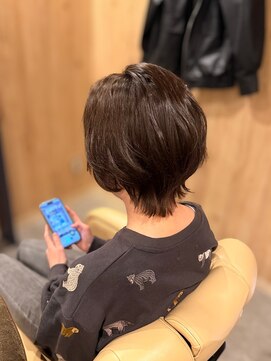 カミケンパセオ(kamiken.paseo) 癖毛を活かしたショート×艶ブラウン【カミケンパセオ/福島】