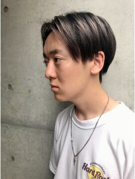 ヴィレッタ(VIRETTA) センターパート × グラデーションシルバー フェザーマッシュ