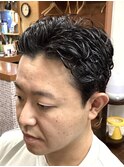 センターパートツーブロックパーマスタイル（メンズパーマ）床屋