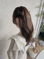 ヒャッカ(hyakka)&nbsp;大きめカールと相性抜群　ハーフツインアレンジ