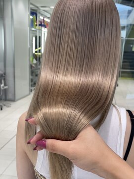 ノラ シンディ(NORA CYNDY) ホワイトベージュカラー