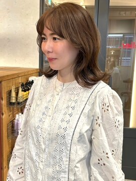 アトリエ(atelier.) ミルクティーベージュ　外ハネミディ　くびれヘア　韓国ヘア