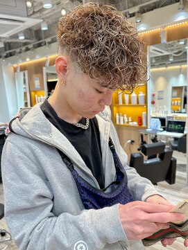 ルースト 渋谷店(ROOST) スペインカール×金メッシュ