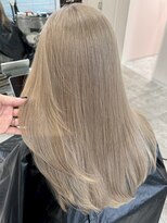 エイチ(H) xブリーチ/ホワイトグレージュ/レイヤーカット/チェリーブラウン