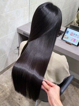 一度の施術で乾かすだけでまとまる髪質へ。毎日のお手入れが楽になる理想的な縮毛矯正[渋谷駅/髪質改善]