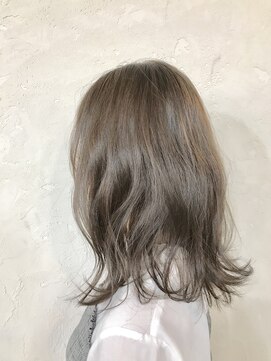 リノカヒリ(Lino kahili) 透明感重視のベージュカラーミディアム