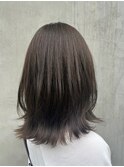 オリーブベージュ×ミディアムレイヤー