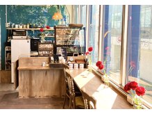 ピエスデシュブー(piece des cheveux)の雰囲気（cafeが併設されております。美容室利用者はドリンク100円引き）