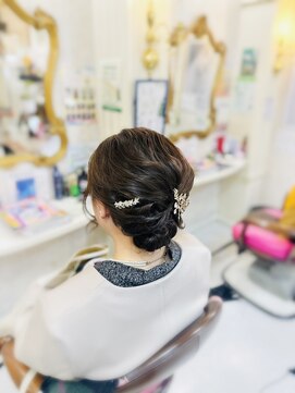 美容室 ティンカーベル シニヨンヘア