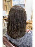 ワンカラーでオリーブベージュ+軽やかレイヤースタイル