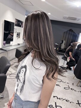 キング 心斎橋店(K!ng) ハイライトカラーミルクティーベージュレイヤーカット