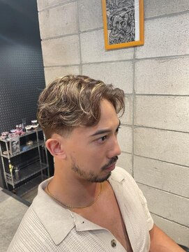 フランクスバーバー アンド ビアークラブ(FRANK'S BARBER and BEER CLUB) 刈り上げセンターパート/フェザーパーマ/サーフカール/有楽町