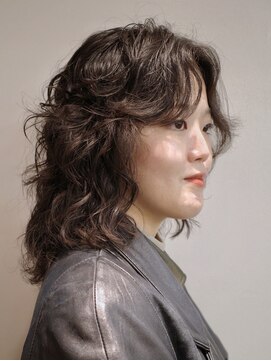 アビー(ABBEY) ミディアムレイヤー、ミディアムパーマ、ウルフパーマ、S字前髪