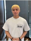 ブロンドヘアでつくるタイトなショートスタイル