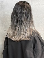 セル(CELL)&nbsp;バレイヤージュ　シルバー　モード　グラデーション　イメチェン