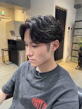 フェザーパーマ　センターパート　20代メンズ