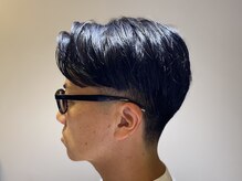 流行りのセンターパートにもフェードを取り入れて、周りとは一味違うスタイルに◎