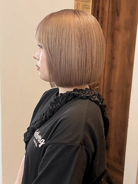 ロティー(loty) ショート ボブ ハイトーン ホワイトベージュ ブリーチ 10代20代