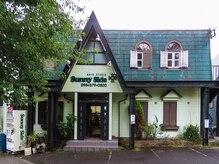 ヘアースタジオ サニーサイド 上戸町店(hair Studio Sunny Side)の雰囲気（駐車場有り♪緑の外観が目印！）
