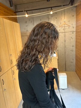 カフネ ジュントス ヨロ(Cafune' juntos YOLO) スパイラルパーマ×ヌードベージュ