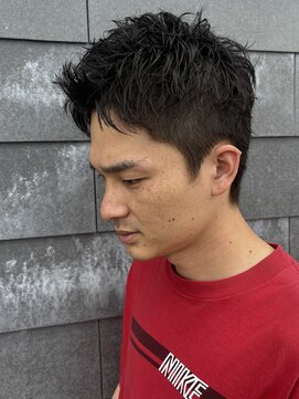 ヒュイル バイ ニアウ(Hwyl by Niau) MEN’S HAIR/サーフカール/刈り上げセンターパート/伊勢崎