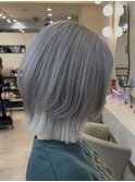 ホワイトカラー×レイヤーボブカット