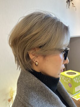 ラフィ(Laffy) ショートボブ×シルバーアッシュ