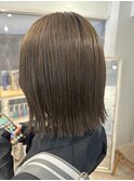 切りっぱなしボブシルバーグレージュ