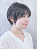 =耳かけショートボブ丸みショート前下がりショートボブ前髪あり