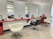 ぶろんそんの雰囲気（ドライヤースペース◇スタイリング剤も豊富にご用意しております）