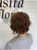 明るめベージュカラー×ふんわりカールのショートボブ