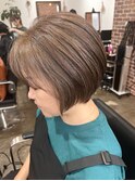 ピンクベージュレイヤーボブニュアンスカラー外ハネボブショート