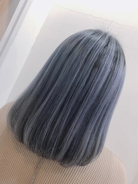 ラビス クローバー(Lovis clover) ブルーアッシュ　ミディアムヘア　くびれヘア