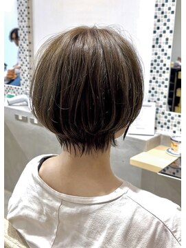 コレット 宇都宮(collet Gigi) 斜めバング/グレージュカラー/シルキーベージュ/ショートボブ