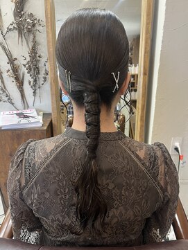 チャルム (Charom) ツヤっと編み下ろしローポニーヘア