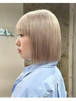 ソル ジングウマエ(SOL JINGUMAE) タッセルボブ切りっぱなしボブベージュカラー顔周りレイヤーボブ