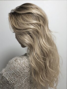 ジーナ 千葉(Zina) ホワイトブロンド/ハイトーン/韓国/髪質改善