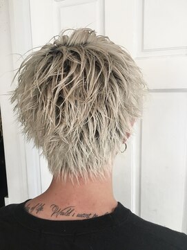 アルクバイネオリーブ 荻窪店(arc by neolive) スパイキーホワイト arc by neolive 荻窪